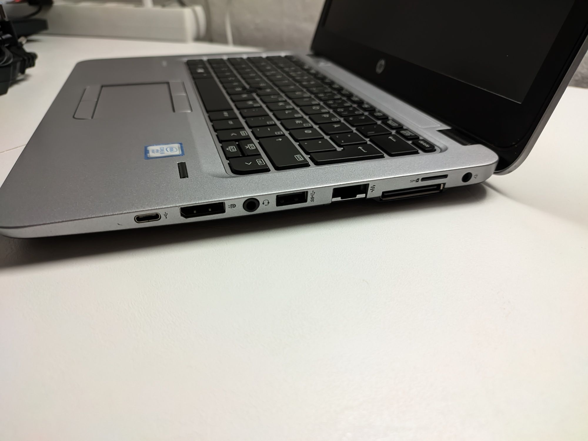 HP Elitebook 820 G3 - 12.5" 1920x1080, I5-6300U, 12GB RAM, 128GB SSD