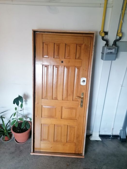 Usa întrare lemn masiv