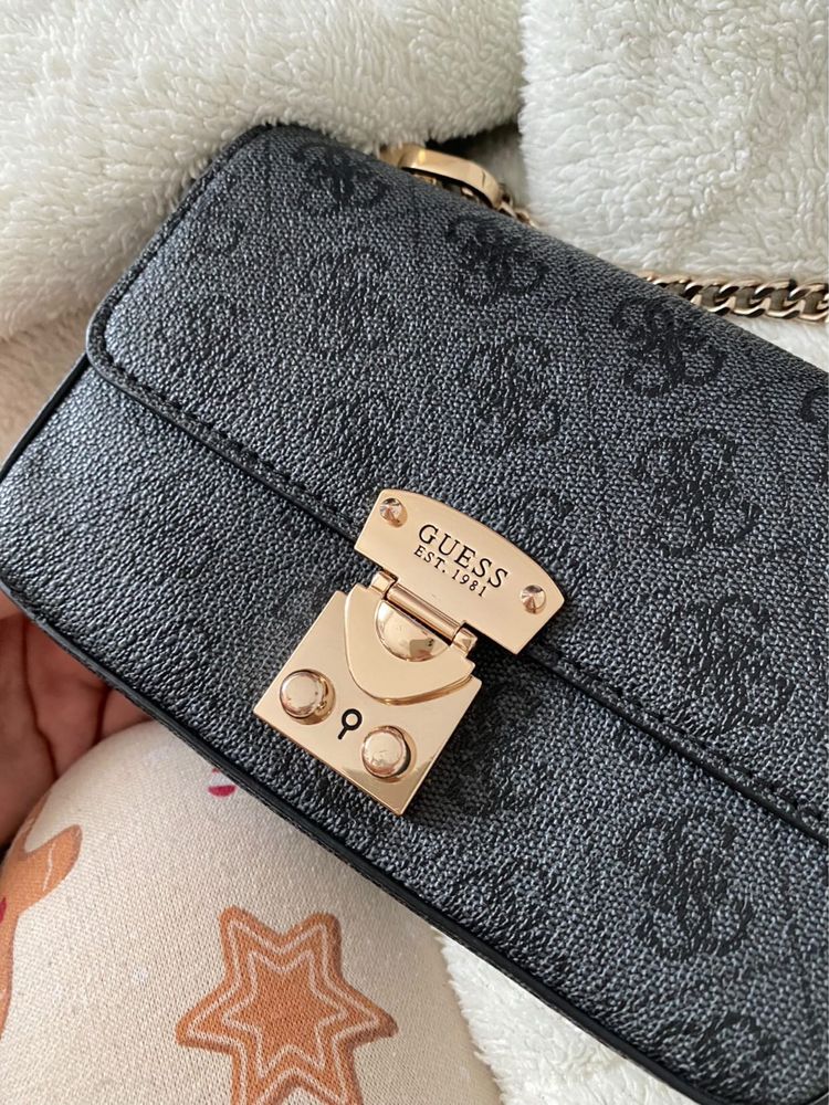 Оригинална чантичка на GUESS
