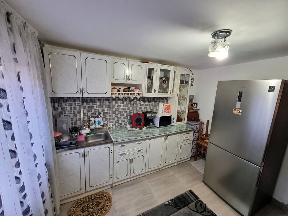 Casă P + Etaj  comuna Lăcusteni