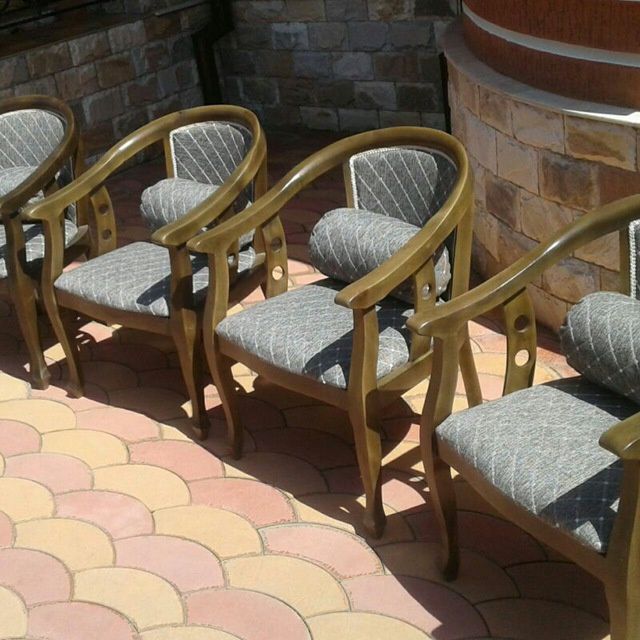 Реставрация стульев переобивка материала лакировка покраска.