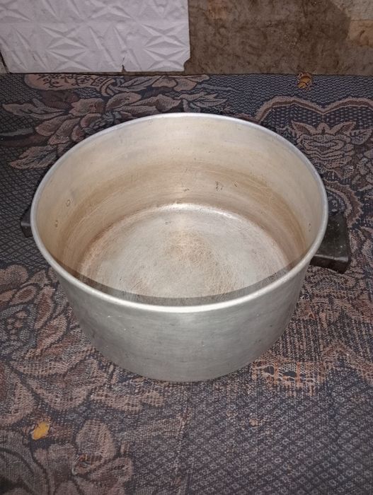 Продам большую кастрюлю.
