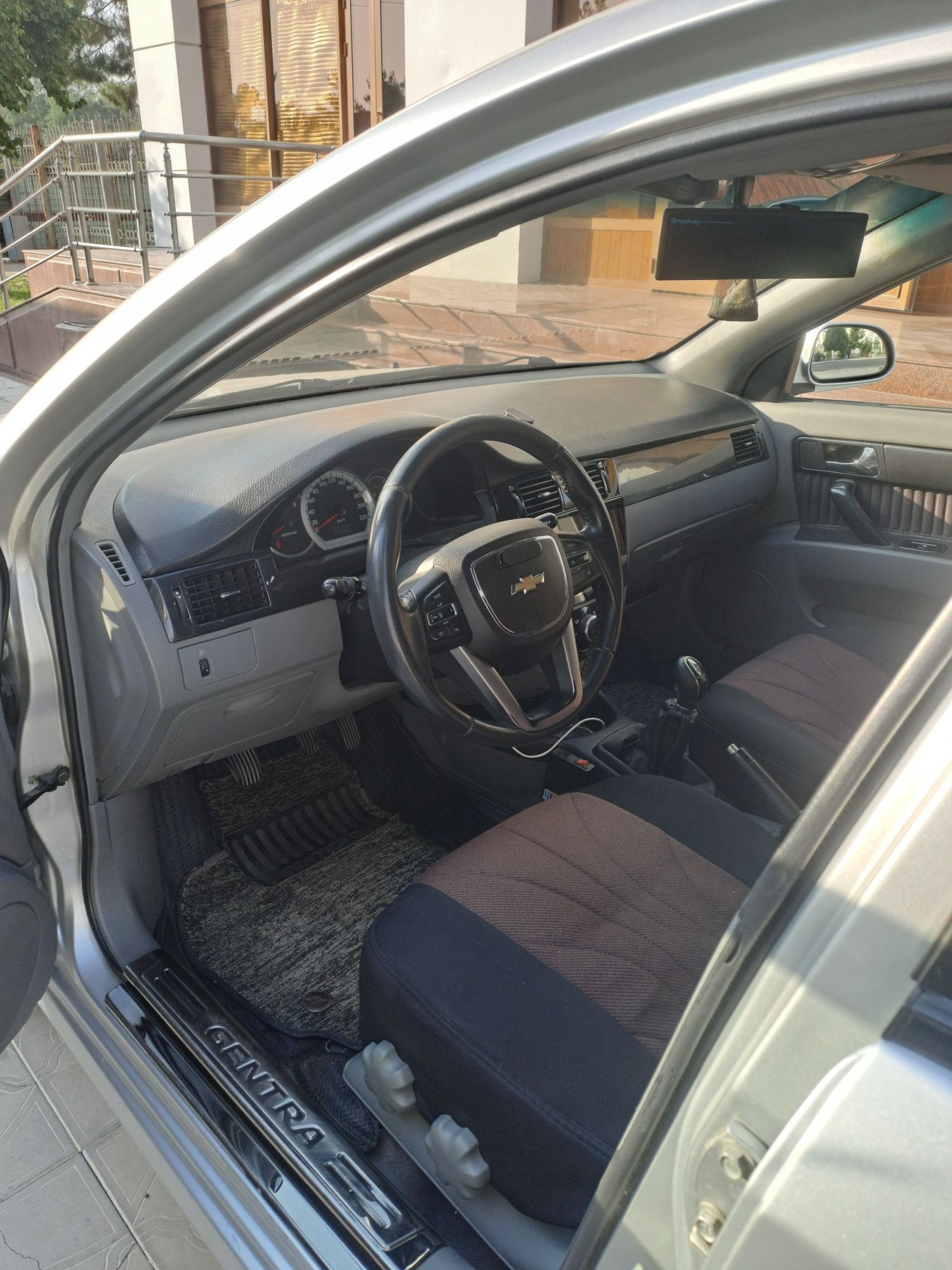 Lacetti sotiladi gentra qilingan