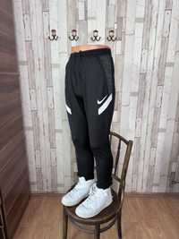 Pantaloni pants sweats joggers Nike Dri-Fit poliester slim negri