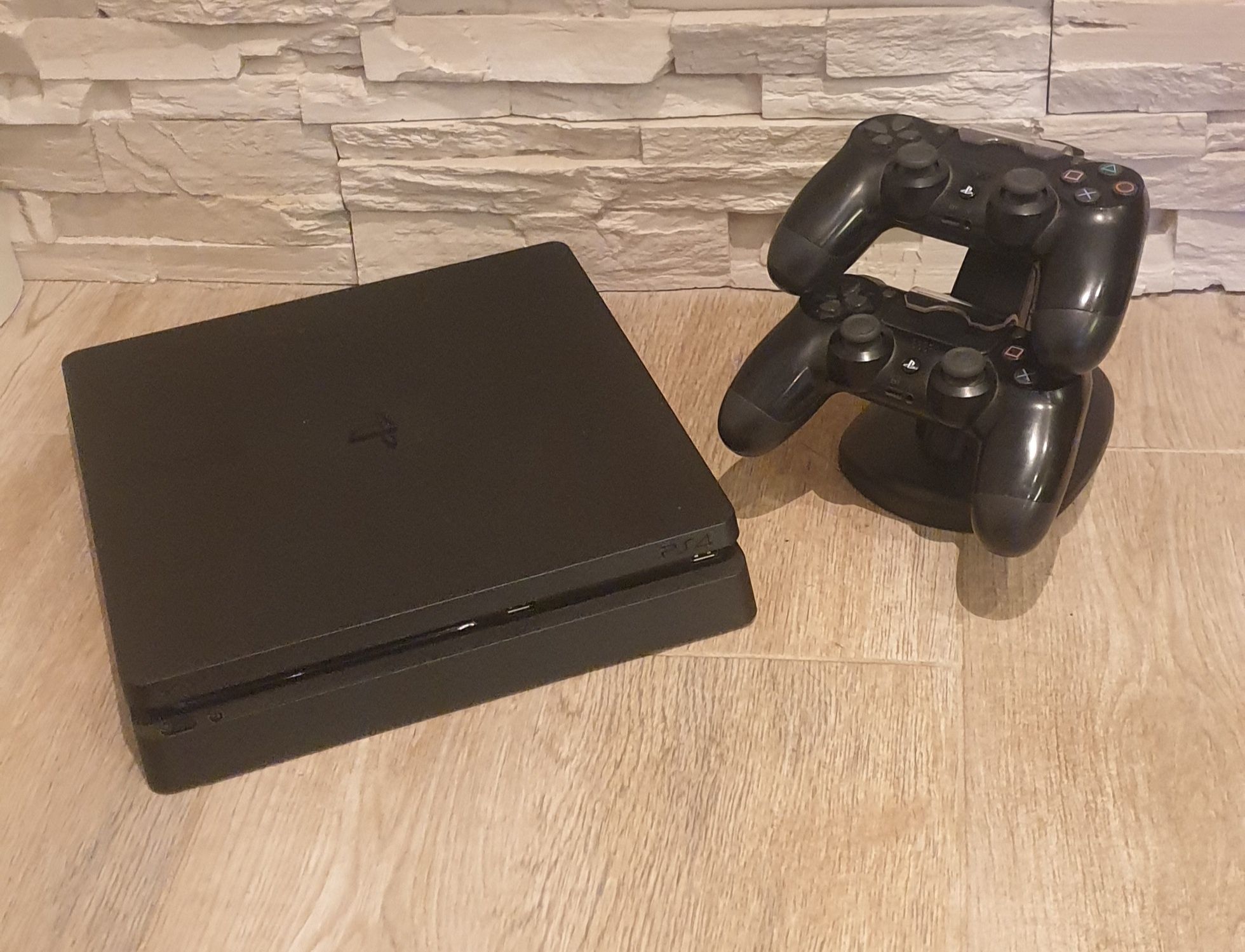 Продавам PlayStation 4 slim  500G