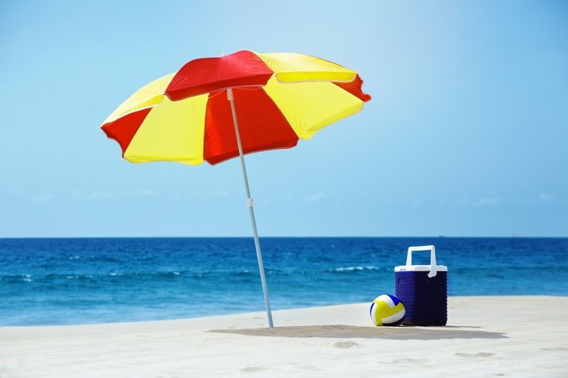 Арендуем пляжный зонт и термоконтейнер