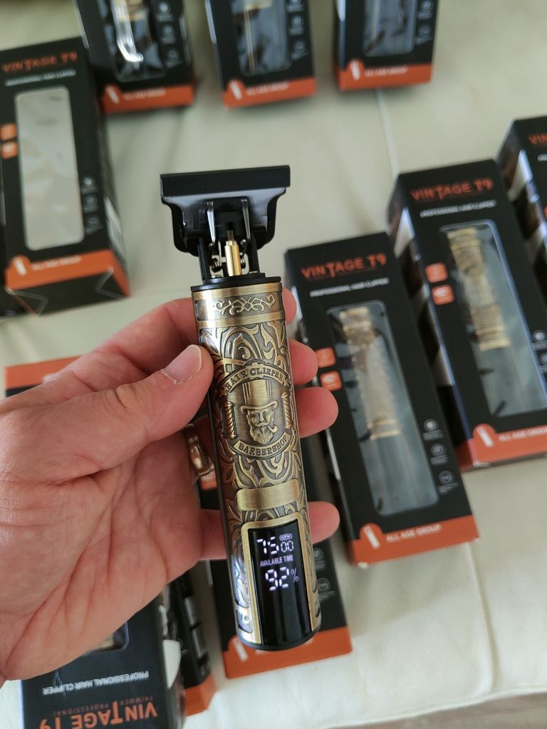 Mașină de tuns ras și contur barba cu acumulator și display model NOU