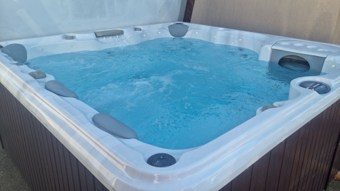 Jacuzzi exterior  Sundance Spa