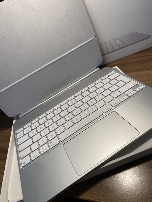 Magic Keyboard White British iPad Pro 13 - inch / Nouă originală |