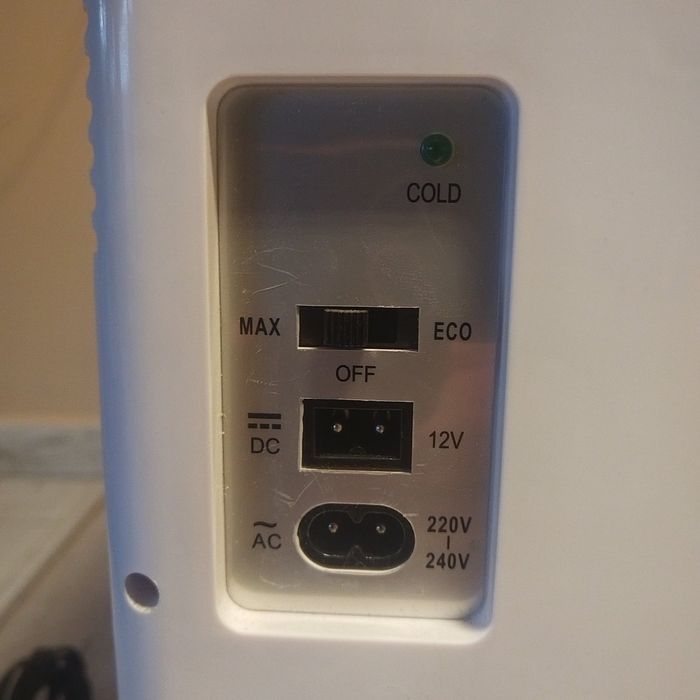 Мини хладилник на 12 и 220 волта