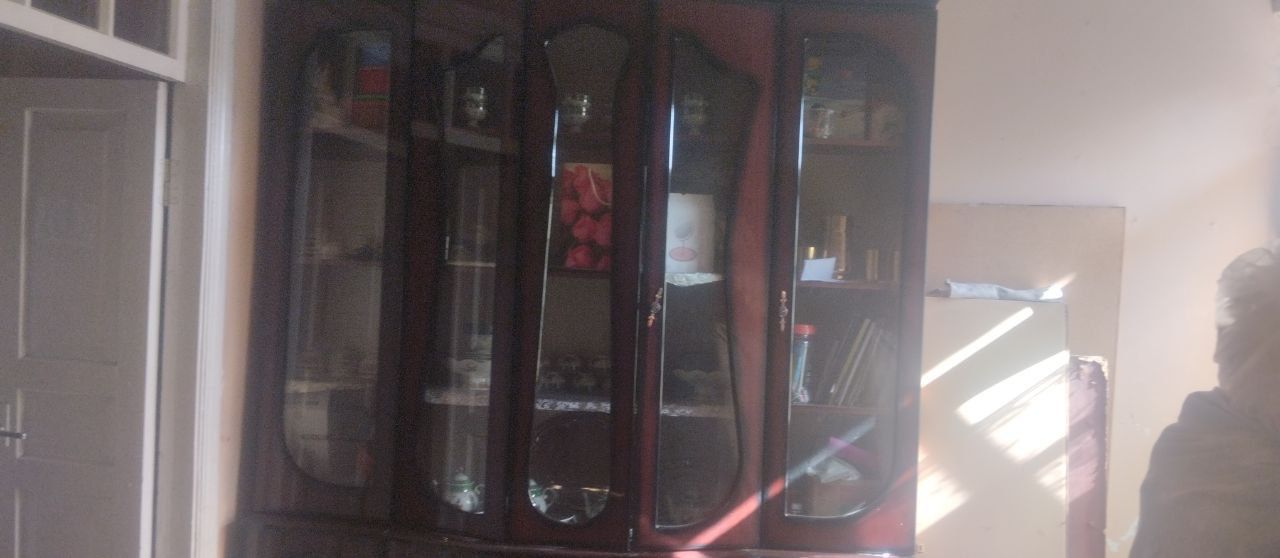 Katta va keng mebel