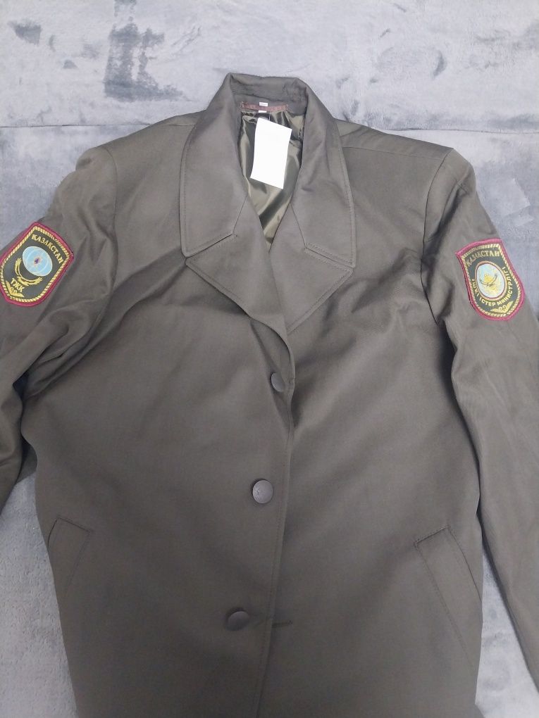 Продам фуражки, плащ