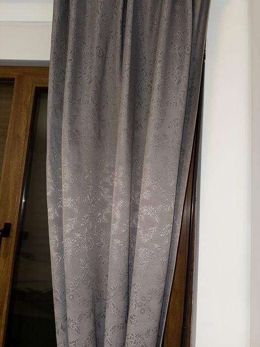 Draperii gri opace si galerie