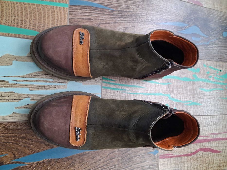 Дамски боти (кларкове) от естествен набук в зелено и кафяво