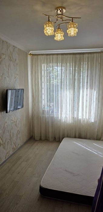 Срочно! Квартира на Яшнабад-Магнит 2/4/4 общ пл 53м ,балкон 2*6