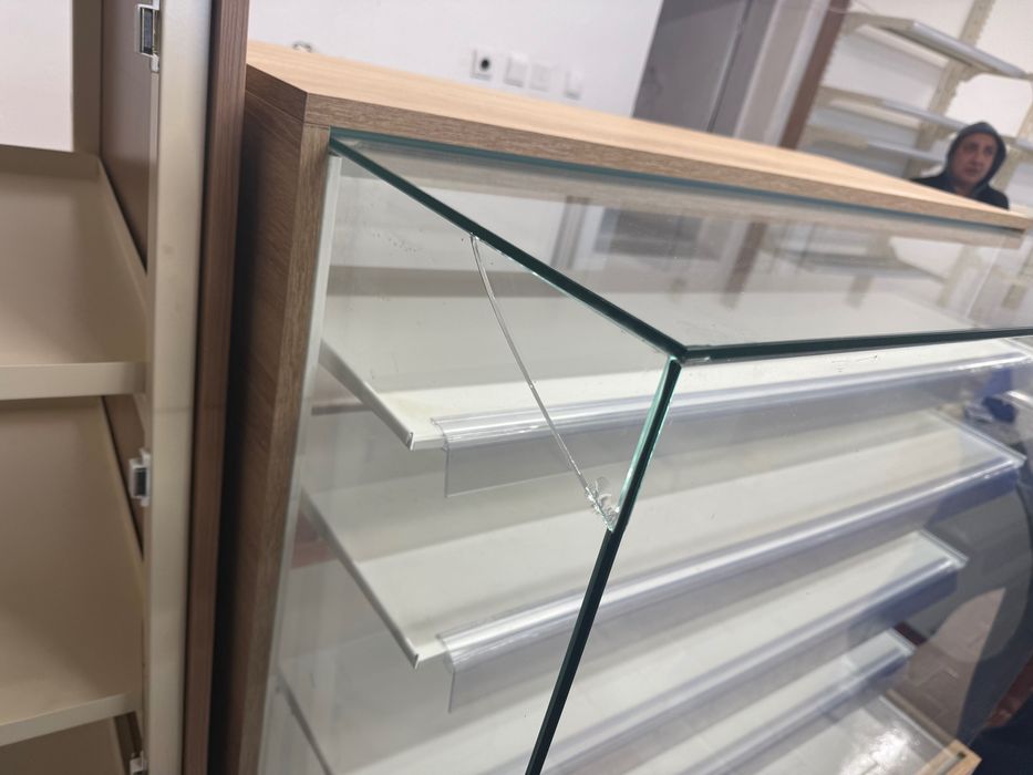 Неутрална витрина с лес осветление