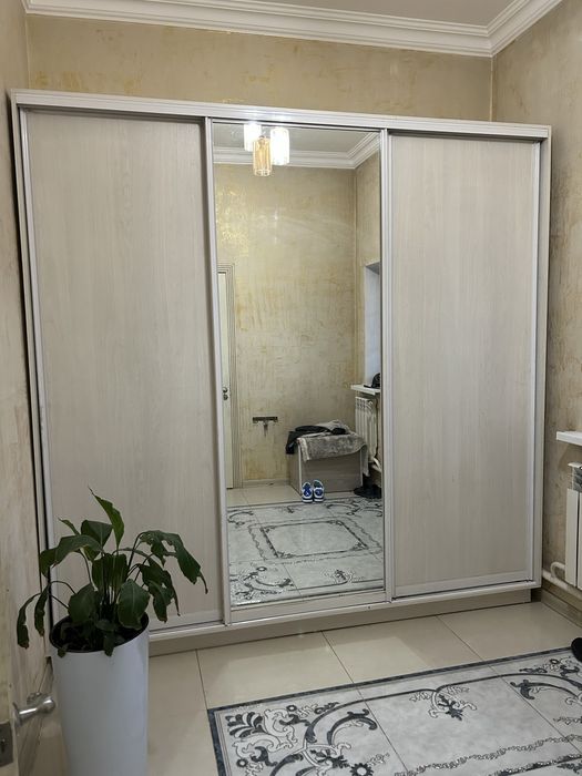 Шкаф прихожи большой почти новый Шифоньер