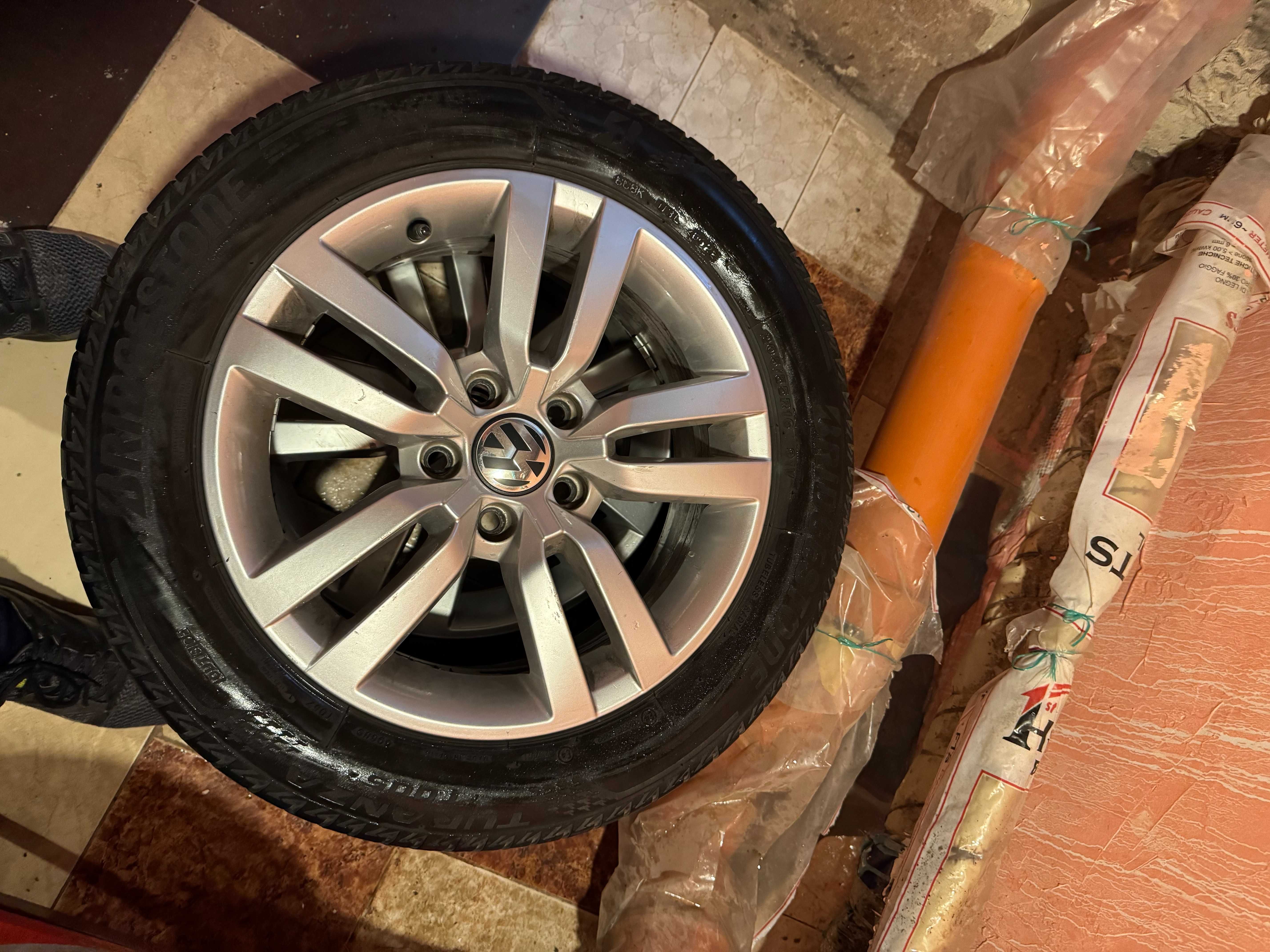 Продавам летни гуми с джанти за VW 205/55/16