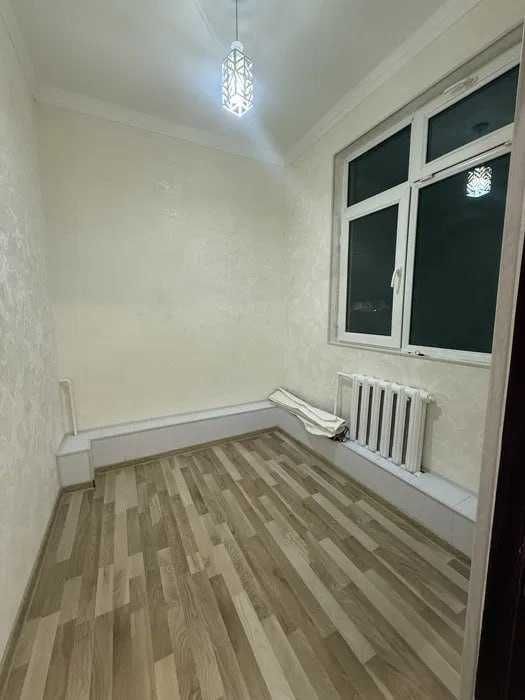 Продается 2-комнатная квартира.Чиланзар-18. ориентир: Парламент.