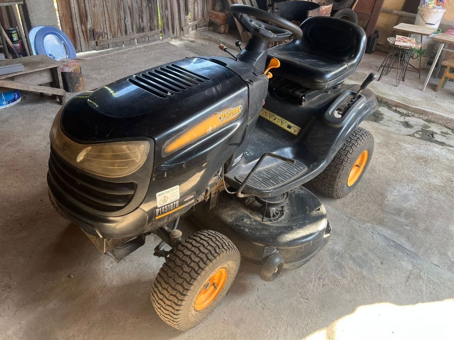 Tractoras partener tuns iarba