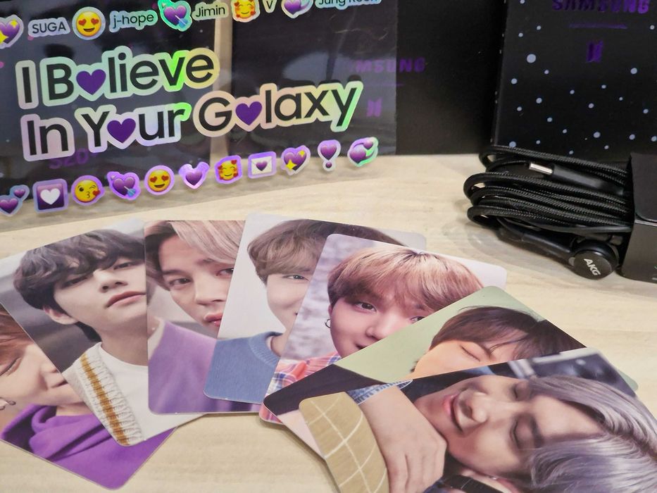 Продавам стикери на BTS и слушалки