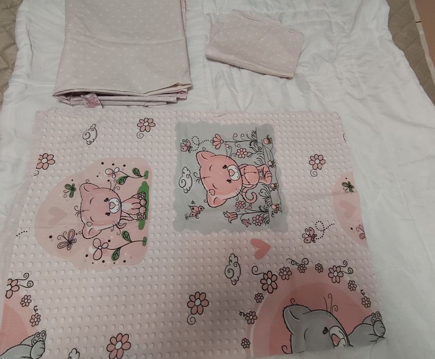 Бебешки комлект чаршафи 2 бр  и олекотена завивка за бебешко креватче
