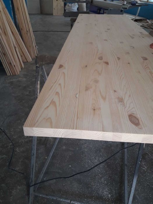 Blat din lemn masiv de pin pentru spatii de lucru/spatii comerciale