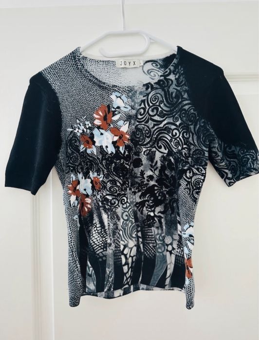 Set cardigan și bluză cu mânecă scurtă din 50% lână merinoz.