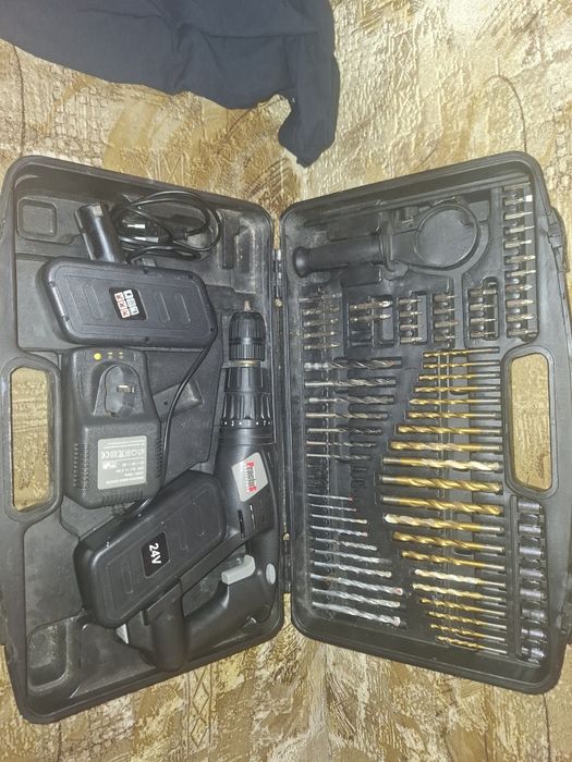 Vând Bormașină cu percuție cu toate accesoriile