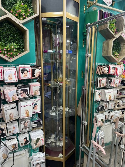 Айланадиган витрина одна срочно сотилади