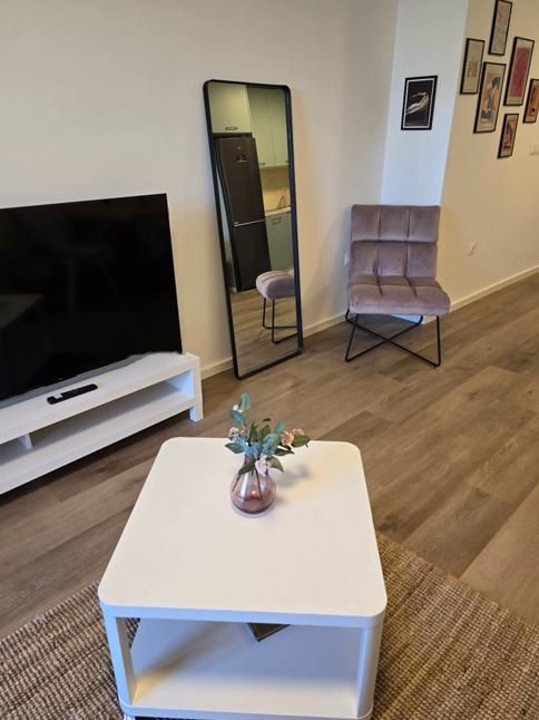 Дава се под наем Двустаен апартамент в София, Център - 63 кв.м за 1000 € - Снимка #2