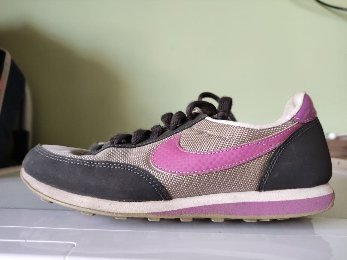 Маратонки Adidas, Nike