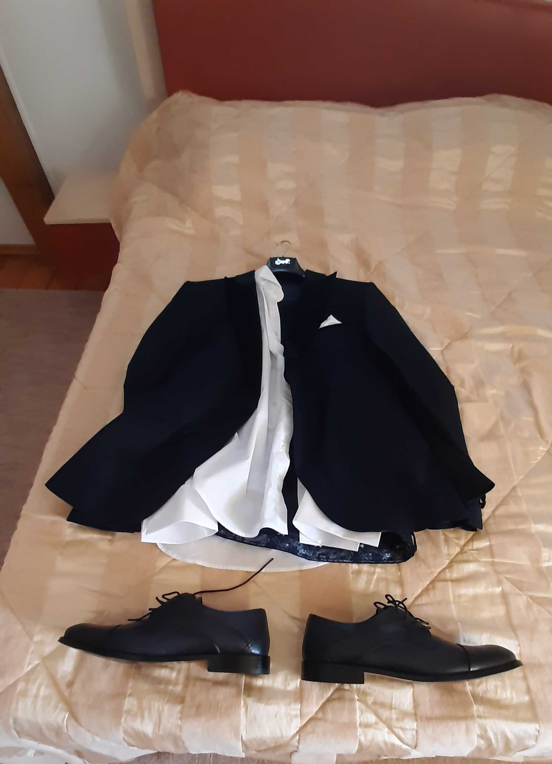 Costum XL complet ( camasa, centura, butoni, papion, pantofi Marelbo)