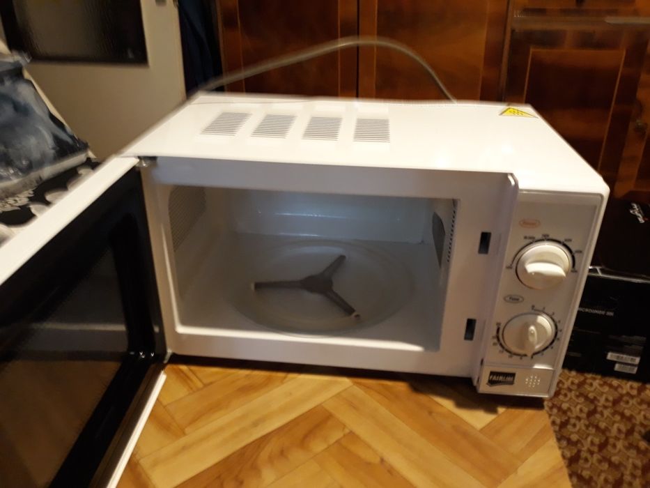 Vand cuptor cu microunde  170 lei
