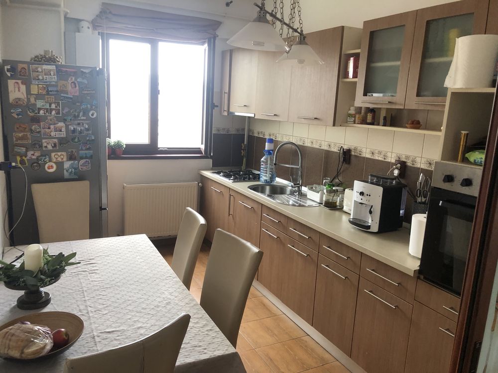 Apartament 4 camere(living si 3 dormitoare)