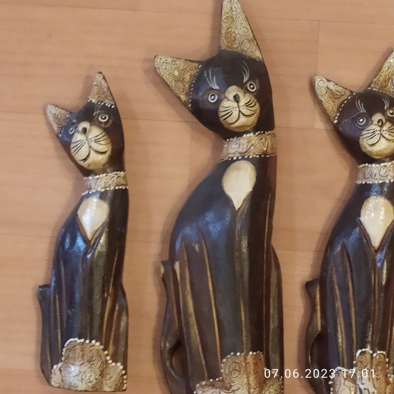 Котики из сандалового дерева