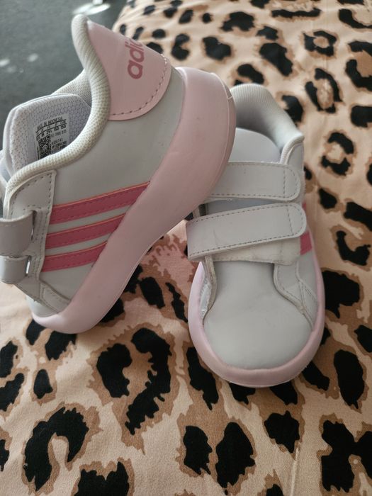 Adidasi pt fetite