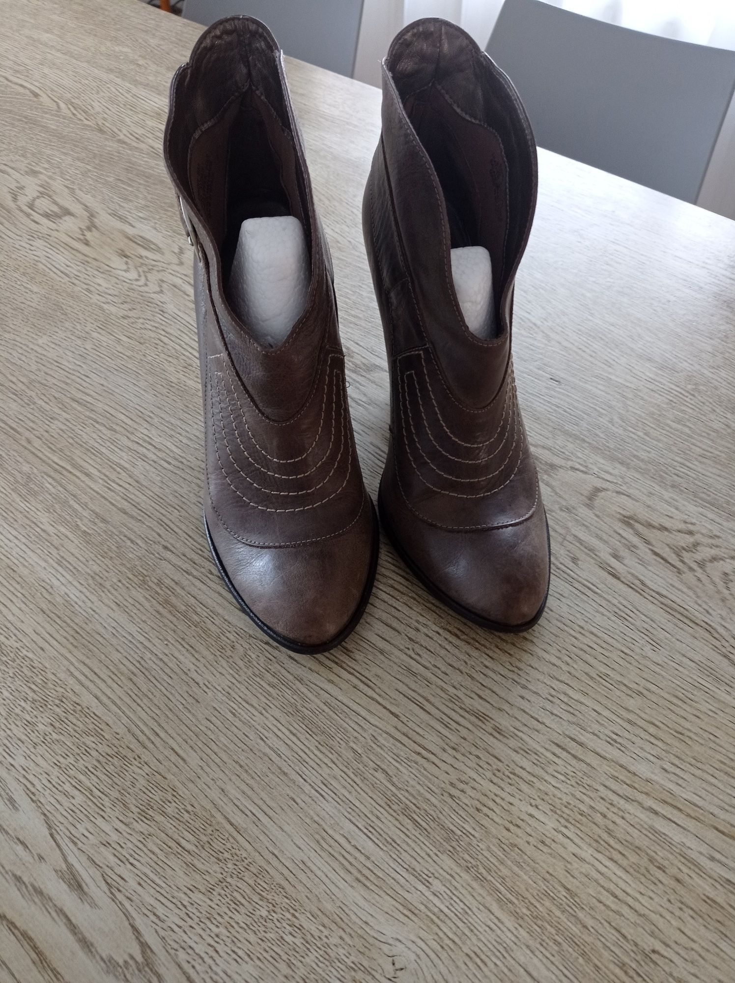 Botine tip ciocate din piele naturala.