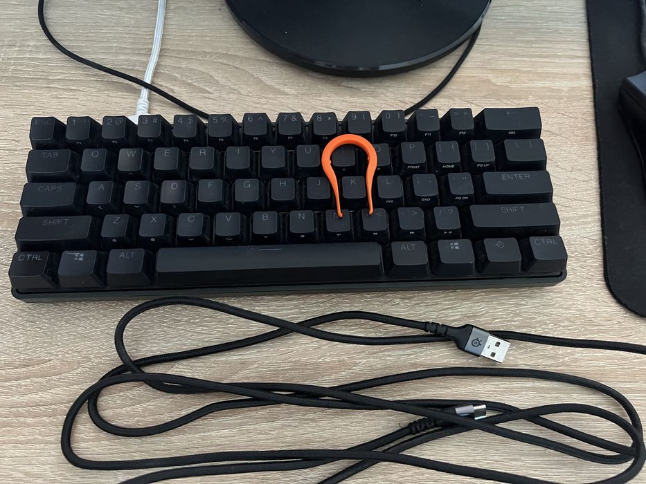 Steelseries apex pro mini  пълен комплект с кутия