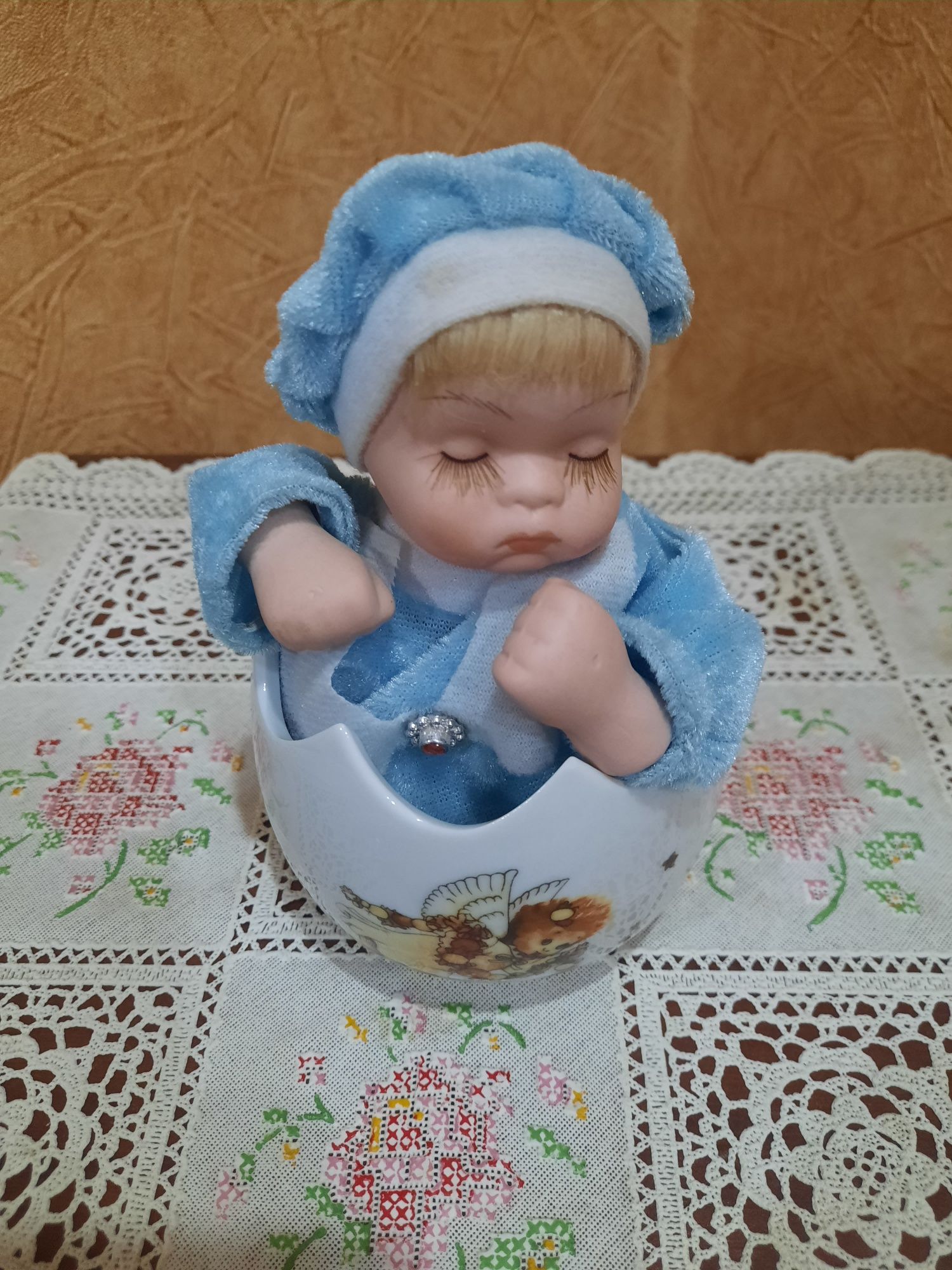 Фарфоровая, музыкальная кукла-младенец, в отличном состоянии и приятно