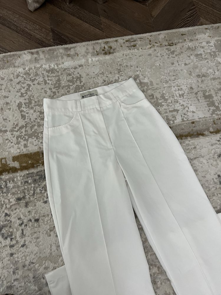 Белые штаны от бонито