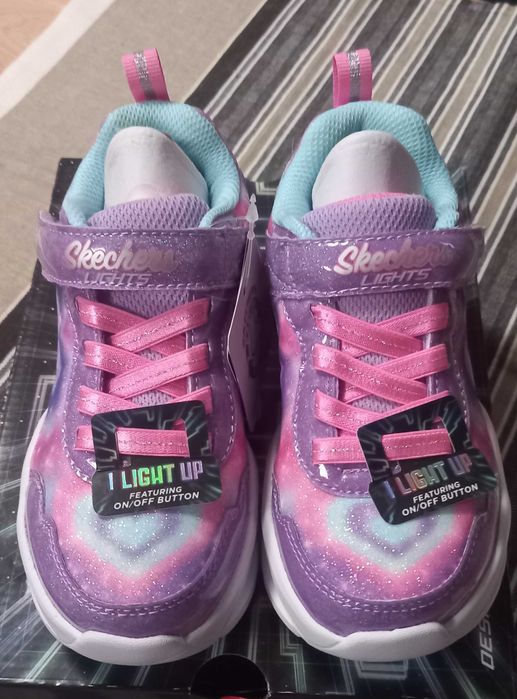 Скечърс светещи нови