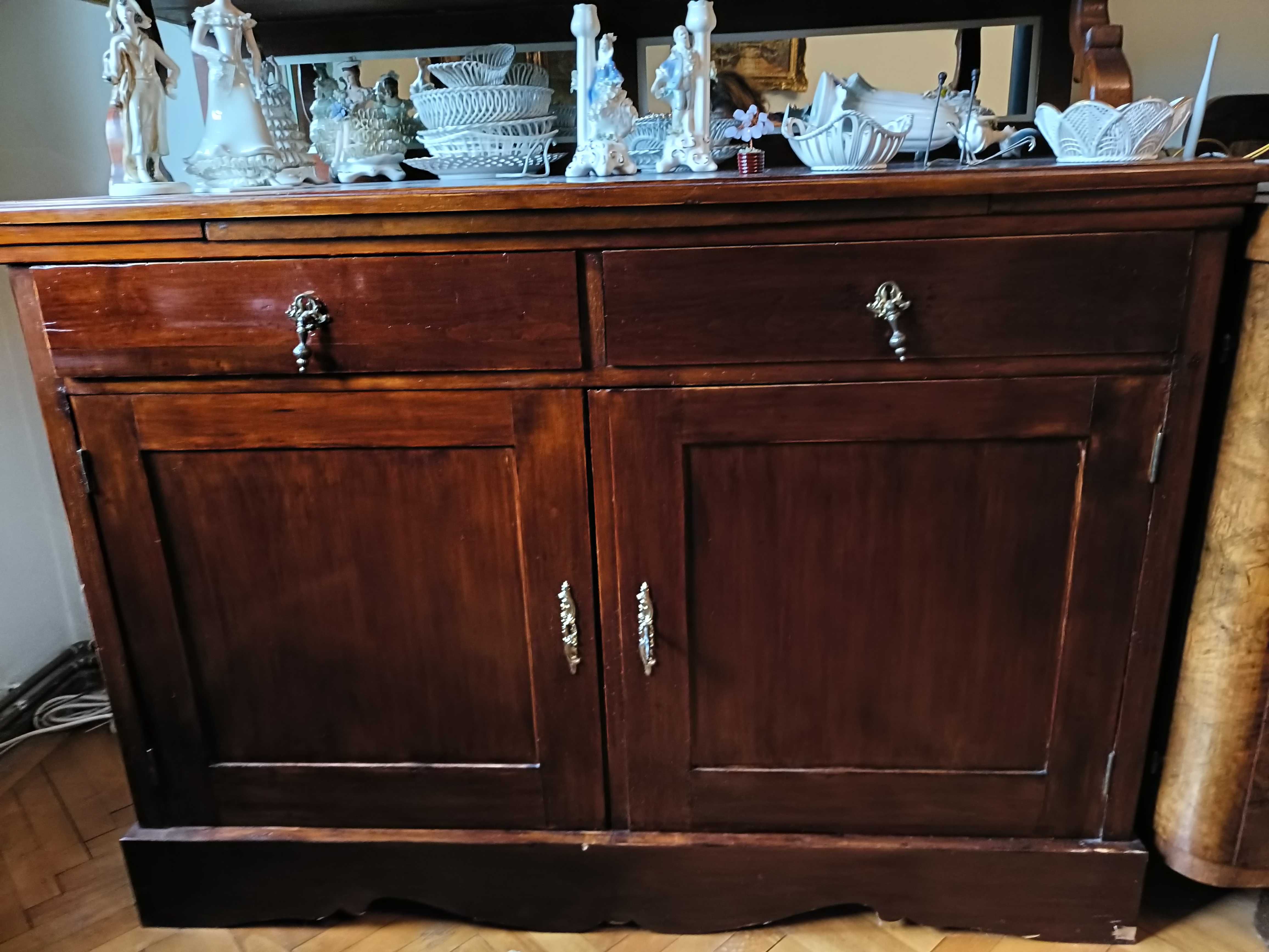 Mobilier vechi  din lemn masiv