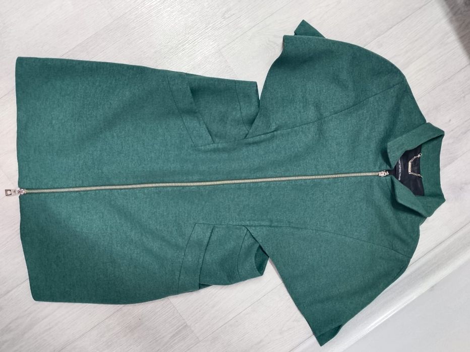 Пальто без руковка в хороший фирмой, хорошем состоянии.