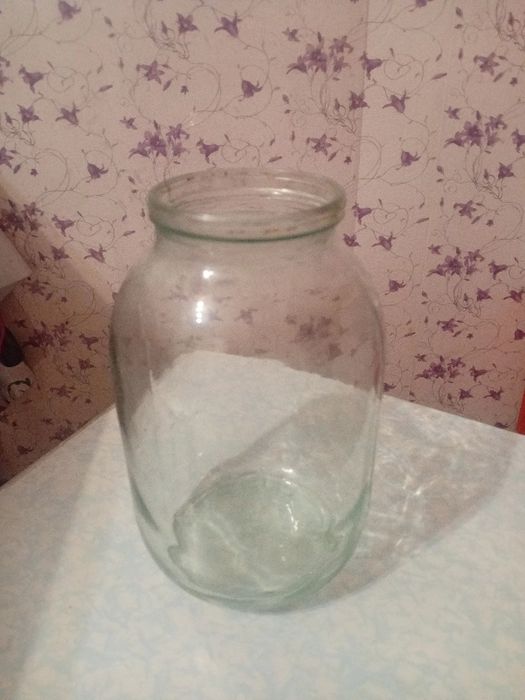 Продам 10 ..двух литровых банок...под закрутку.
