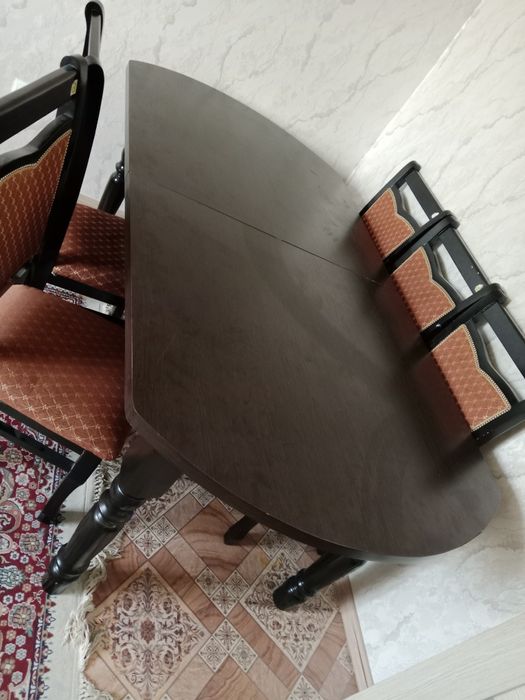 Стол сатылады.Жағдайы жаксы,Узын. Жиналған түрде 1,80, косқанда 2.30 .
