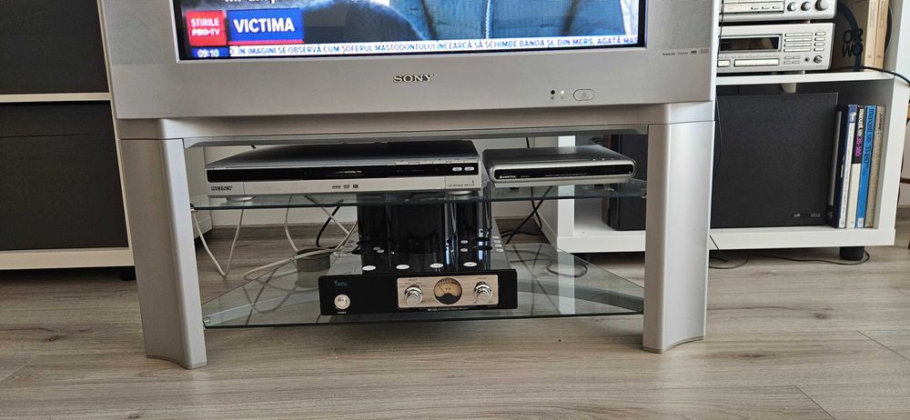 TV Sony CRT, diagonala 81 cm (32 inch).