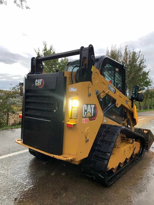Mini încărcător frontal caterpilar