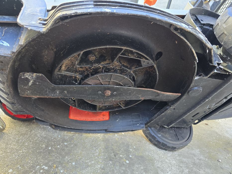 Mașină de tuns iarba electrică – stare necunoscută