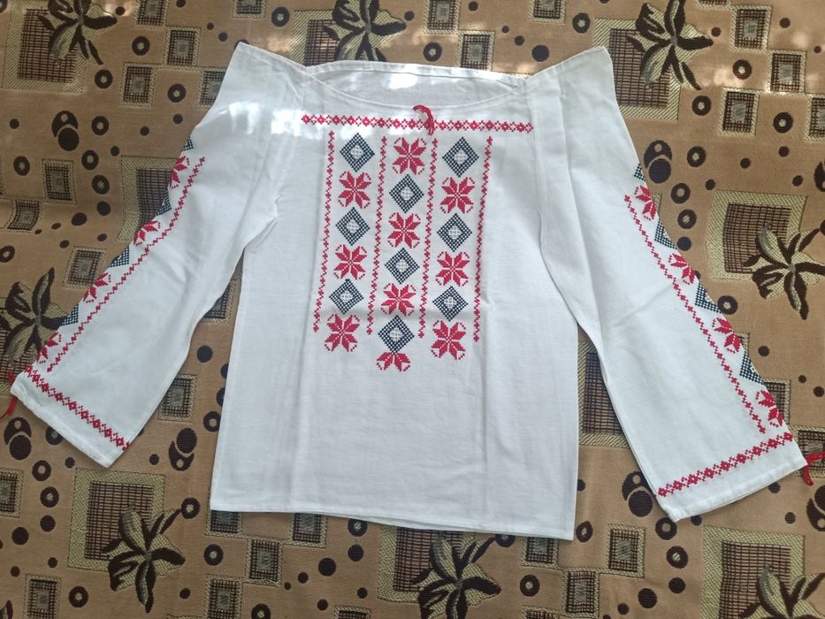 Ie de fete- lucrata manual, rosu cu negru